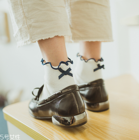 襪子怎么搭配時(shí)尚？襪子外露搭配圖片
