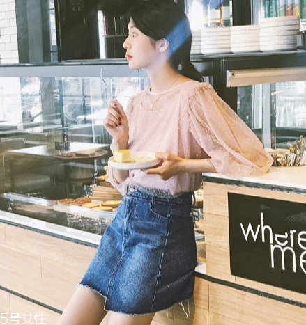 牛仔半身裙怎么搭配？牛仔半身裙搭配技巧