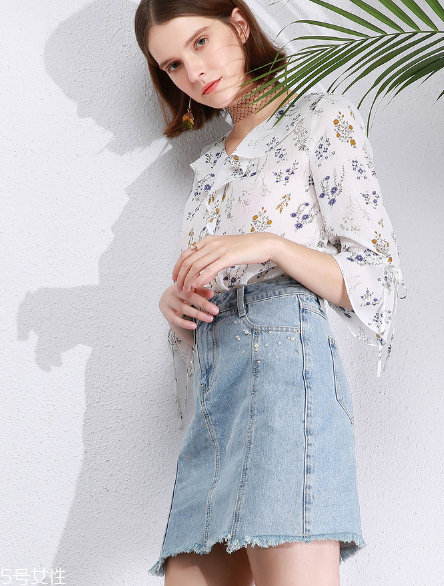 牛仔半身裙怎么搭配？牛仔半身裙搭配技巧