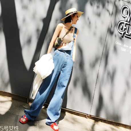 背帶褲怎么穿出個性？個性背帶褲穿法推薦