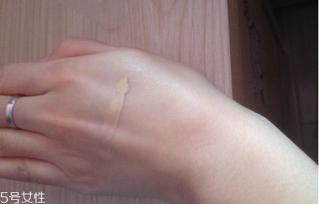 泰國mistine粉底液色號怎么區(qū)分 mistine24小時(shí)粉底液評測 泰國mistine粉底液色號怎么區(qū)分 mistine24小時(shí)粉底液評測