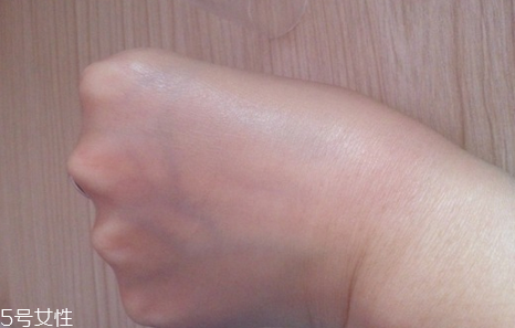 泰國mistine粉底液色號怎么區(qū)分 mistine24小時(shí)粉底液評測 泰國mistine粉底液色號怎么區(qū)分 mistine24小時(shí)粉底液評測