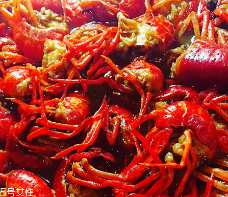 麻辣小龍蝦是海鮮嗎？麻辣小龍蝦屬于海鮮嗎？