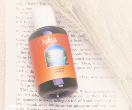 荷荷巴油和玫瑰果油哪個好？霍霍巴油和玫瑰果油對比