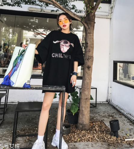 長(zhǎng)款t恤如何搭配？長(zhǎng)款t恤搭配技巧
