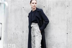 紙袋褲怎么搭配？紙袋褲搭配技巧
