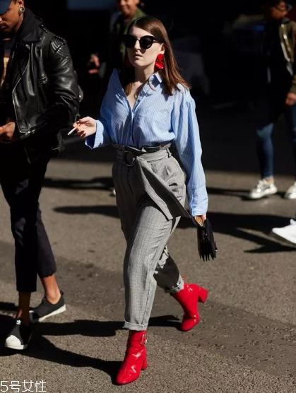 紙袋褲怎么搭配？紙袋褲搭配技巧