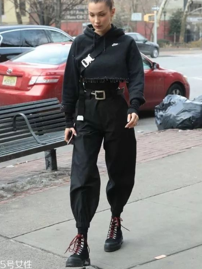 紙袋褲怎么搭配？紙袋褲搭配技巧