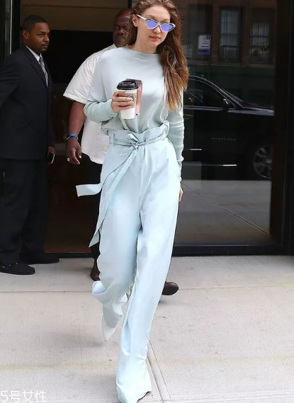 紙袋褲怎么搭配？紙袋褲搭配技巧