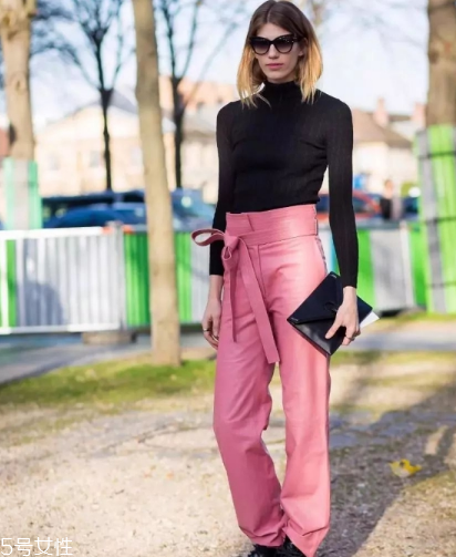 紙袋褲怎么搭配？紙袋褲搭配技巧