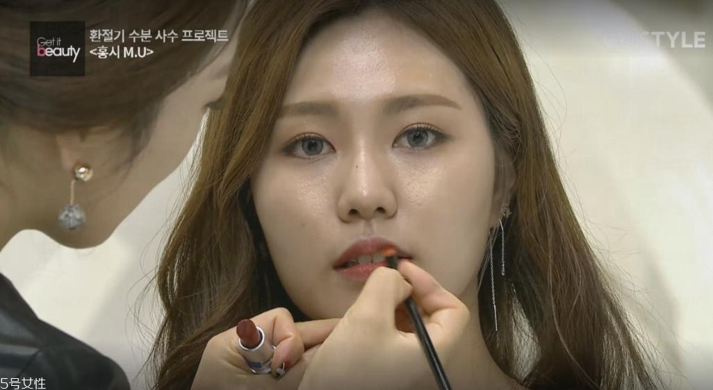 秋冬補水妝容怎么畫 紅柿妝化妝步驟 秋冬補水妝容怎么畫 紅柿妝化妝步驟