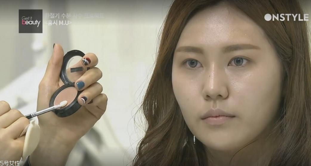 秋冬補水妝容怎么畫 紅柿妝化妝步驟 秋冬補水妝容怎么畫 紅柿妝化妝步驟