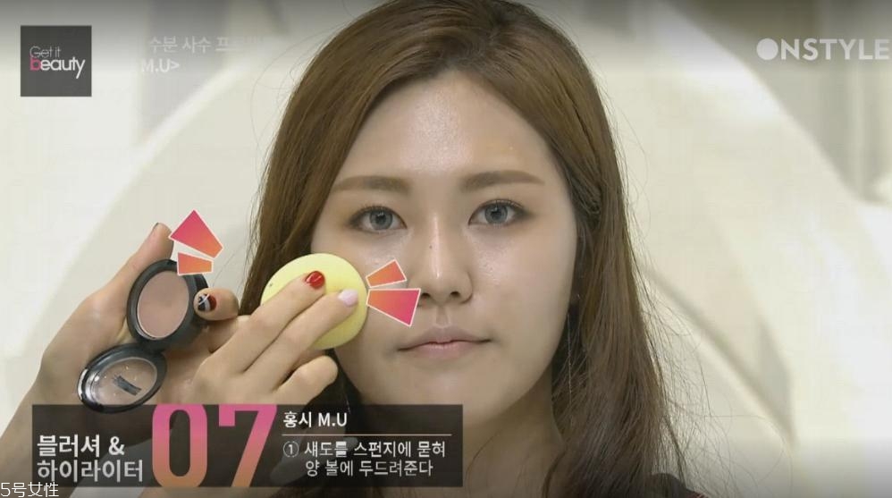 秋冬補水妝容怎么畫 紅柿妝化妝步驟 秋冬補水妝容怎么畫 紅柿妝化妝步驟