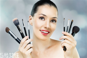 皮膚黑適合什么顏色的眉筆 皮膚黑解決方法 皮膚黑適合什么顏色的眉筆 皮膚黑解決方法