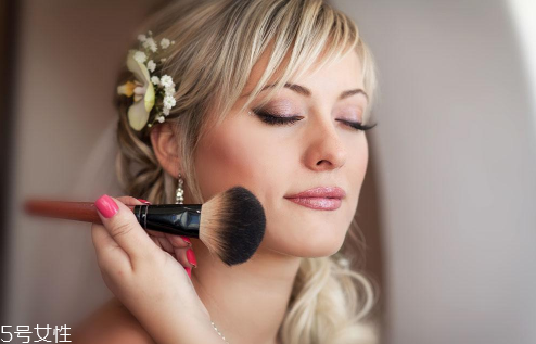 夏天化妝脖子黑怎么辦 皮膚黑畫(huà)什么妝好看