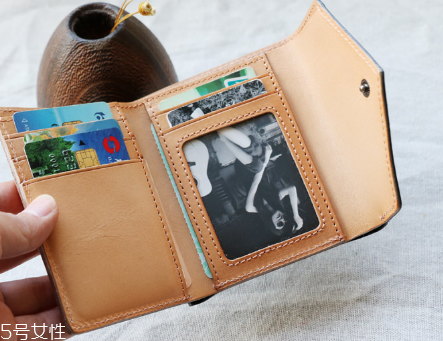 錢包弄上油漬怎么清洗？錢包上的油漬清洗方法