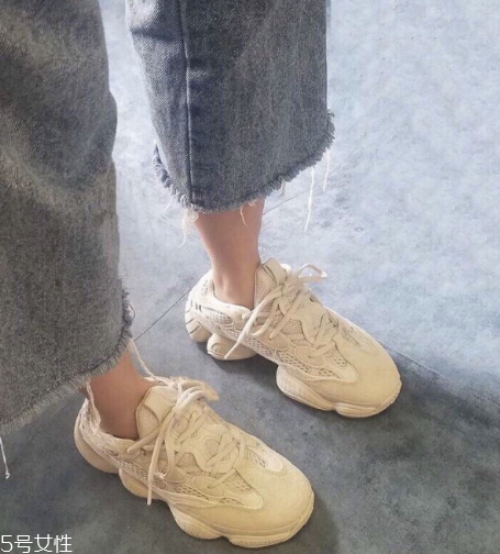 yeezy 500偏碼嗎？yeezy 500鞋碼標準嗎