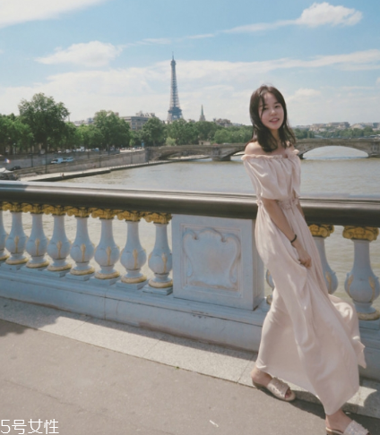 一字肩連衣裙怎么搭配？一字肩連衣裙搭配圖片