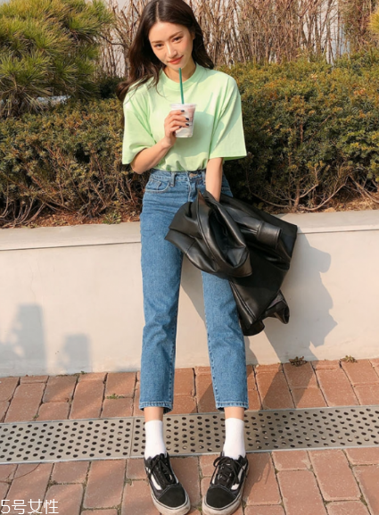 綠色短袖怎么搭配？綠色短袖搭配技巧