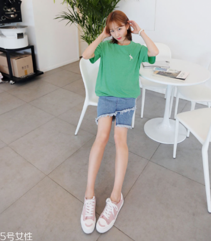 綠色短袖怎么搭配？綠色短袖搭配技巧