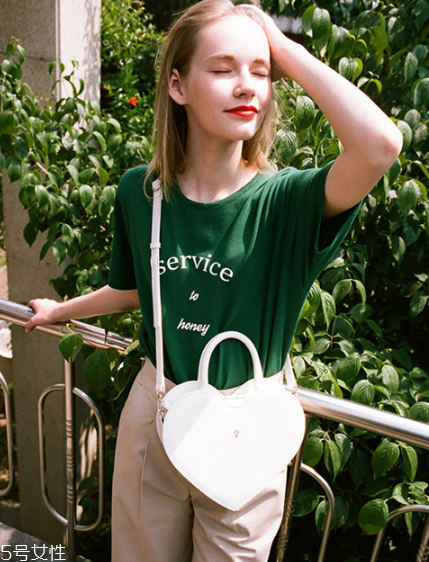 綠色短袖怎么搭配？綠色短袖搭配技巧