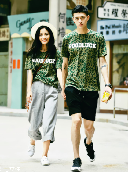 綠色短袖怎么搭配？綠色短袖搭配技巧