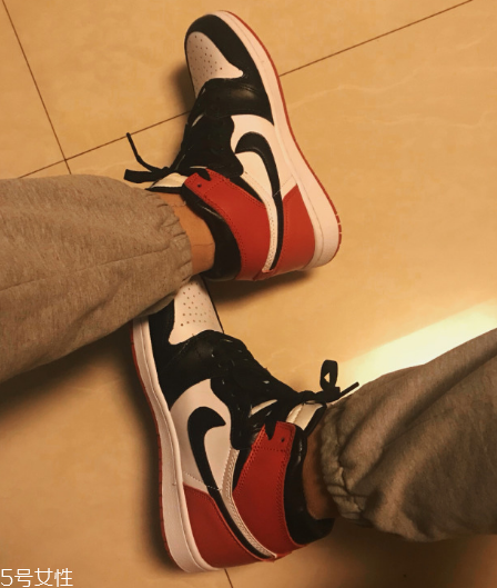 aj 1黑腳趾是荔枝皮嗎？aj 1黑腳趾皮質(zhì)是不是荔枝皮