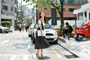 背帶裙配什么鞋子好看？背帶裙搭配鞋子技巧