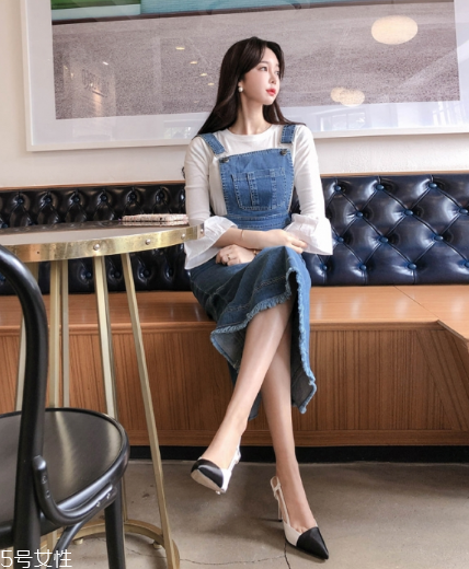 背帶裙配什么鞋子好看？背帶裙搭配鞋子技巧