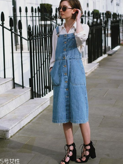 背帶裙配什么鞋子好看？背帶裙搭配鞋子技巧