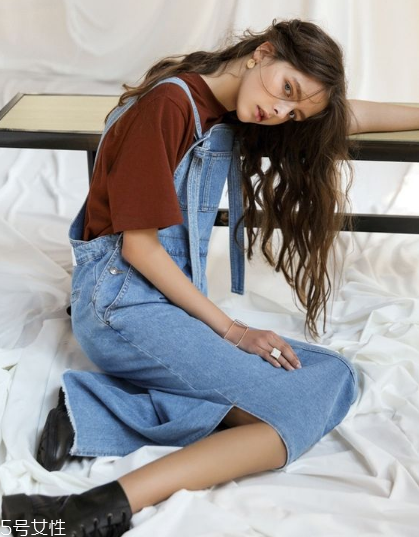 背帶裙配什么鞋子好看？背帶裙搭配鞋子技巧