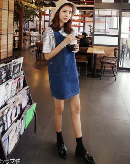 背帶裙配什么鞋子好看？背帶裙搭配鞋子技巧