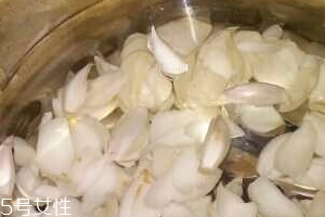 新鮮百合能泡水喝嗎？新鮮百合泡水好嗎？