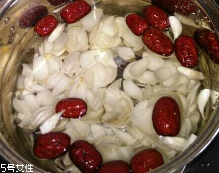 新鮮百合能泡水喝嗎？新鮮百合泡水好嗎？