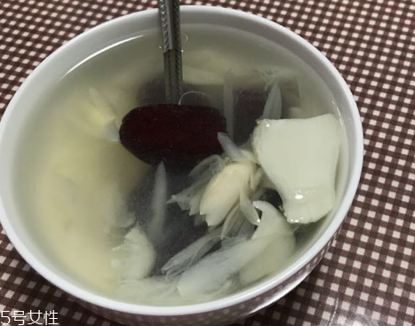 新鮮百合能泡水喝嗎？新鮮百合泡水好嗎？