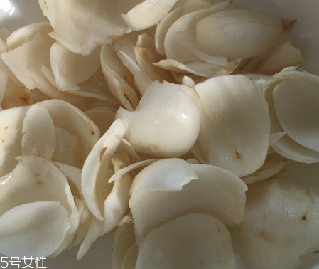 新鮮百合可以燉雞嗎？新鮮百合燉雞好吃嗎？