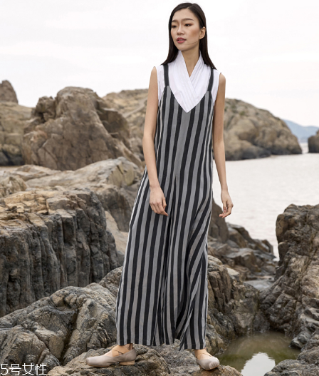 連體褲怎么穿好看？連體褲搭配技巧