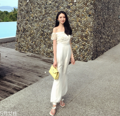 連體褲怎么穿好看？連體褲搭配技巧