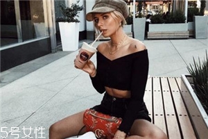 鎖骨鏈怎么搭配？鎖骨鏈搭配衣服技巧