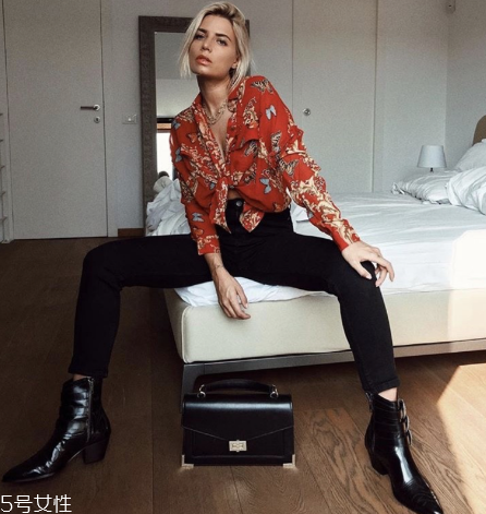 鎖骨鏈怎么搭配？鎖骨鏈搭配衣服技巧