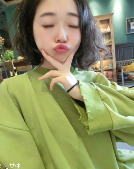 熒光色怎么搭配不顯黑？熒光色衣服搭配竅門