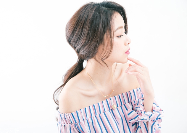 長(zhǎng)發(fā)低馬尾怎么扎好看 長(zhǎng)發(fā)低馬尾扎法圖