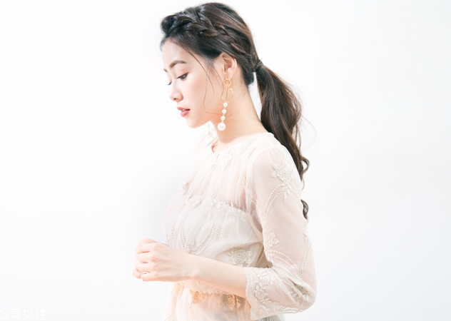 長(zhǎng)發(fā)低馬尾怎么扎好看 長(zhǎng)發(fā)低馬尾扎法圖