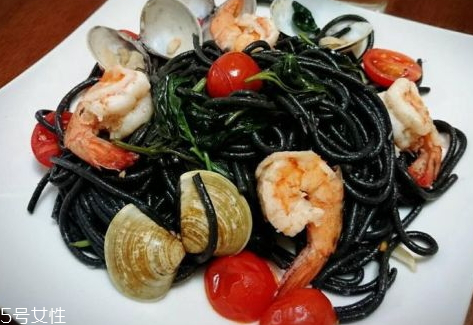 墨魚(yú)面為什么是黑的 墨魚(yú)面什么人不能吃