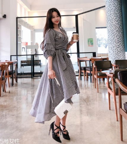 格子連衣裙搭配什么鞋子？格子連衣裙搭配技巧