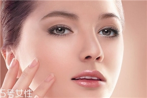 怎么預(yù)防春季臉上過敏 春季護(hù)膚小常識(shí)