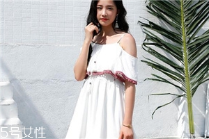 白色連衣裙怎么搭配？白色連衣裙搭配技巧