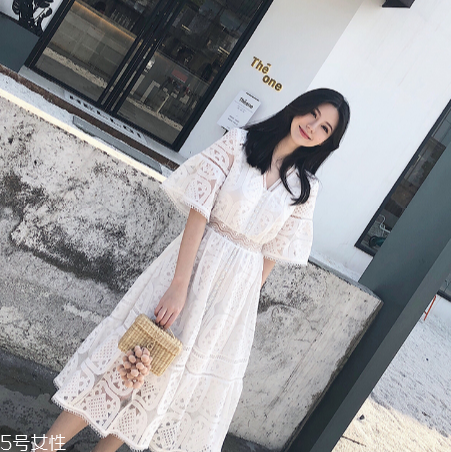 白色連衣裙怎么搭配？白色連衣裙搭配技巧