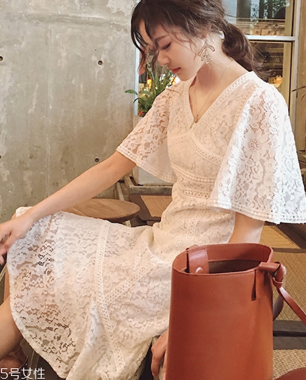 白色連衣裙怎么搭配？白色連衣裙搭配技巧