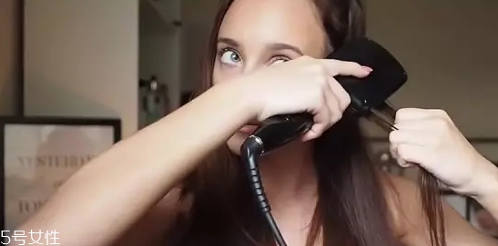 直發(fā)梳怎么用？直發(fā)梳使用步驟